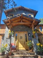 Beautiful Riverfront Near Mt Bachelor with Hot Tub - B&B Bend