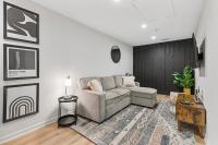 Chic 1BR Oasis Ideal Retreat near Six Flags - Ferienwohnung