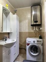 Modern Apartment - Calm Location - Boat in the Yard - B&B Chişinău