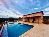 Stone house with private infinity pool - B&B Sarılar