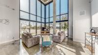 EPIC Urban Loft, 30ft Tall Windows, Next To Mayo! - B&B