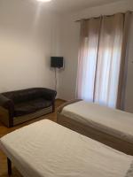 Zweibettzimmer mit eigenem Bad außerhalb des Zimmers