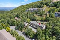 Shenandoah Paradice - 6 Person Hottub, Mountain View, EV Station, Arcade, Modern Minimalist Design, Walk to Ski - B&B McGaheysville