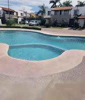 Modern Pool Side, 3 Bdrm House with parking - B&B