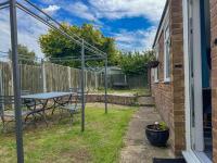 New! Cosy Garden Home, Free Parking With Smart TV & Perfect Motorway Access - B&B Rainham