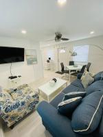 ULTRA spacious apartment steps from the beach - Ferienwohnung