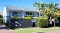 Noosa Parade Townhouse w/ Terrace by Stay Noosa - Chambres d'hôtes Noosa Heads
