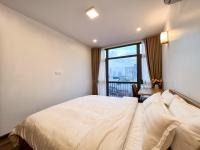 Two-Bedroom Deluxe Apartment with Balcony