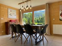 Chalet rénové spacieux près des commerces, à 200m du village et du lac, navette ski-bus gratuite - FR-1-624-118 - B&B