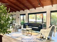 Charming Home in Sunnybank close to plaza with Pool - B&B