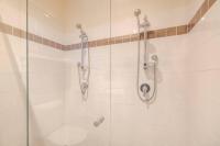 Two Story, Torquay Holiday Home with Large Balcony - B&B Torquay