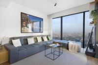 Stylish 3BR Apartment in Dubai Marina with Pool, Gym, and Views - Chambres d'hôtes Dubaï