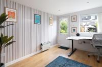 Luxury Family Home in Central Windsor with Large Garden, Games Room, Office, Parking & Pet-Friendly - Chambres d'hôtes Windsor