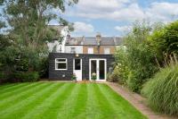 Luxury Family Home in Central Windsor with Large Garden, Games Room, Office, Parking & Pet-Friendly - Chambres d'hôtes Windsor