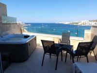 DuplexPenthouse seafront with hot tub by Homely - B&B San Pawl il-Baħar