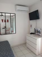 studio costieres climatisé parking gratuit lave linge loggia - B&B Nimes