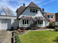 Charming Bournemouth house with beautiful spacious gardens, 5 min drive to beaches, free parking for 2-3 cars - Chambres d'hôtes Bournemouth