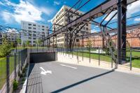 Bright 2BR - 4th floor, Balcony, Free Parking by Gravity Prague - B&B Praga