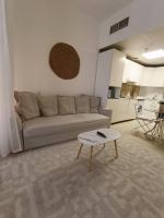 Modern Studio Oasis - Skyline Views, Private Balcony & Workspace - B&B