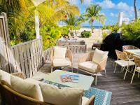 Palm Beach House, Stunning 2 bedrooms beachfront, Nettle Bay Beach Club - Chambres d’hôtes