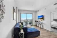 Urban Chic 1BR Downtown Tampa Pool & Balcony Views - B&B