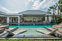 Stunning 6 Bedroom Villa Only 400m To The Beach - Bed and Breakfast Canggu