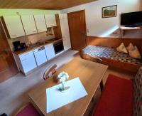 Three-Bedroom Apartment with Shower