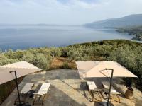 Habitación con cama grande y vistas al mar