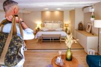 Habitación con cama extragrande.