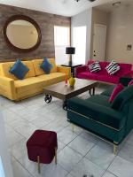 Pet-friendly, Vibrant Oasis - Colorful Retreat near Summerlin - B&B Las Vegas