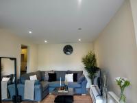 Modern Spacious Apartment in Digbeth with Balcony - Netflix, YouTube, Amazon TV, Superfast WiFi - Just 10 Mins to Birmingham Centre, Bullring, Train, Coach Station and Birmingham FC - Ferienwohnung Birmingham