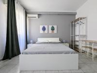 Zimmer mit Kingsize-Bett und Gartenblick.