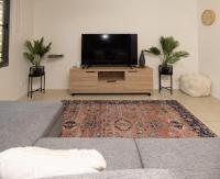Large and Lovely Waterfront 1 bedroom apartment - Bed and Breakfast Darwin