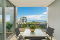 Large 11th floor City Apartment - Sea Views - B&B