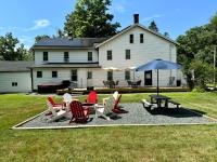 Berkshire Retreat Grand Home with Hot Tub and Large Yard, 5 mins from Jiminy Peak - Ferienwohnung Hancock