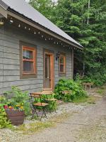 Carriage House - 2 suites- HIKE & REST - EV plug - B&B Golden