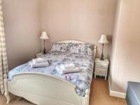 Central, 2 bed Town House with free parking by Lains Lettings - B&B
