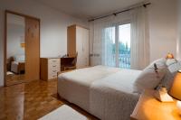 Zimmer mit Kingsize-Bett und Balkon