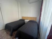 Tweepersoonskamer met 2 Aparte Bedden en Gedeeld Toilet