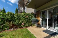 Apartament Konduktorska z Parkingiem i Ogródkiem - w spokojnej dzielnicy by Noclegi Renters - Bed and Breakfast