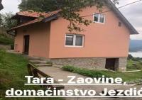 Domacinstvo Jezdic - Bed and Breakfast
