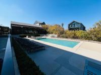 6A Elizabeth Place - Beautiful Self Catering 1 bedroom unit next to Kyalami Racetrack with free WiFi - swimming pool gym and restaurant - Perfect for a couple in Midrand Waterfall - B&B