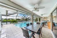 Honolulu East - Vacation home with heated pool and Gulf-access canal - Bed and Breakfast Cape Coral