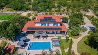 Villa Romansa Miljevci with private tennis court, heated pool, Jacuzzi and sauna - B&B Širitovci