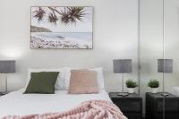1 Bedroom 1 Bathroom Apartment on level 27 with Docklands Views and Parking