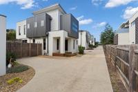 Stunning Luxury Townhome Walk to Beach & Shops - Ferienwohnung