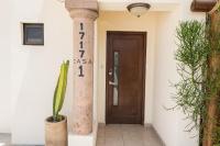 Grand Villa with Private Patio & Parking by Tasman - Chambres d’hôtes San José del Cabo