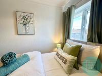 Stylish 3-Bedroom St Helens Home with Parking & Wi-Fi - Chambres d’hôtes