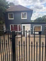 Signet Luxury 3-bedrooms, 2bathrooms House with WiFi & Netflix - Bed and Breakfast