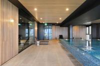 Sophisticated Designer Condo w City & Bay Views - B&B Melbourne